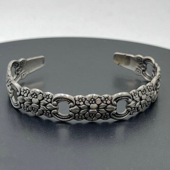 Sterling Silver Vintage Floral Repoussé Art Nouveau Oxidized Cuff Bracelet Sz 7” - Picture 1 of 10